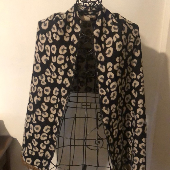 Stylish Animal Print Shawl - Picture 4 of 4